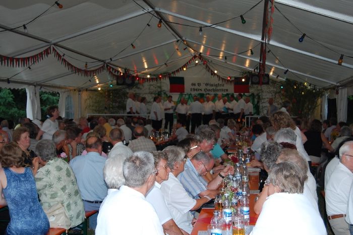 Szene 1 - Viele Besucher im Festzelt
