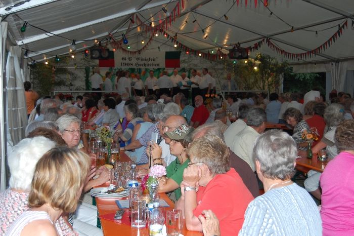 Szene 2 - Viele Besucher im Festzelt
